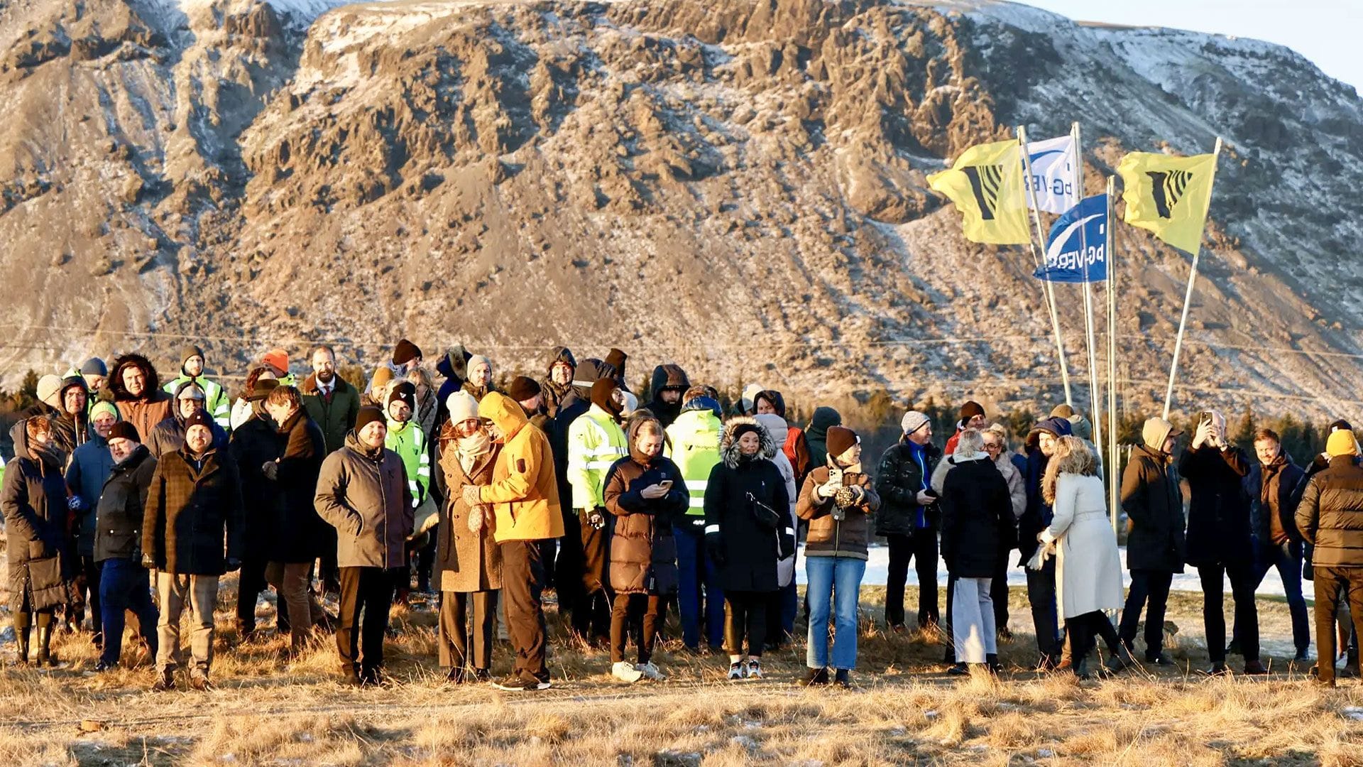 Fjöldi fólks fylgjist með.